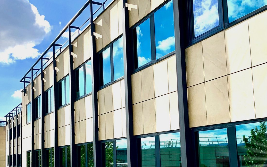 Façade vitrée en perspective — surfaces nettes après nettoyage