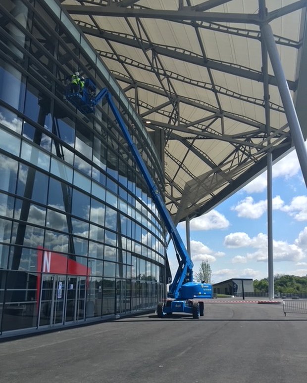 Nettoyage de la vitrerie du Groupama Stadium à la nacelle articulée