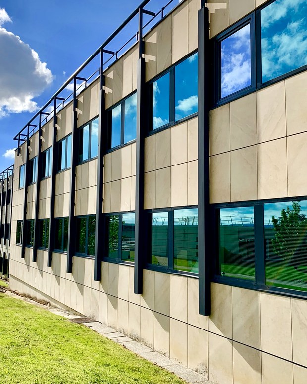 Remise en état d'un bâtiment sur le site Sanofi de Marcy-l'Étoile
