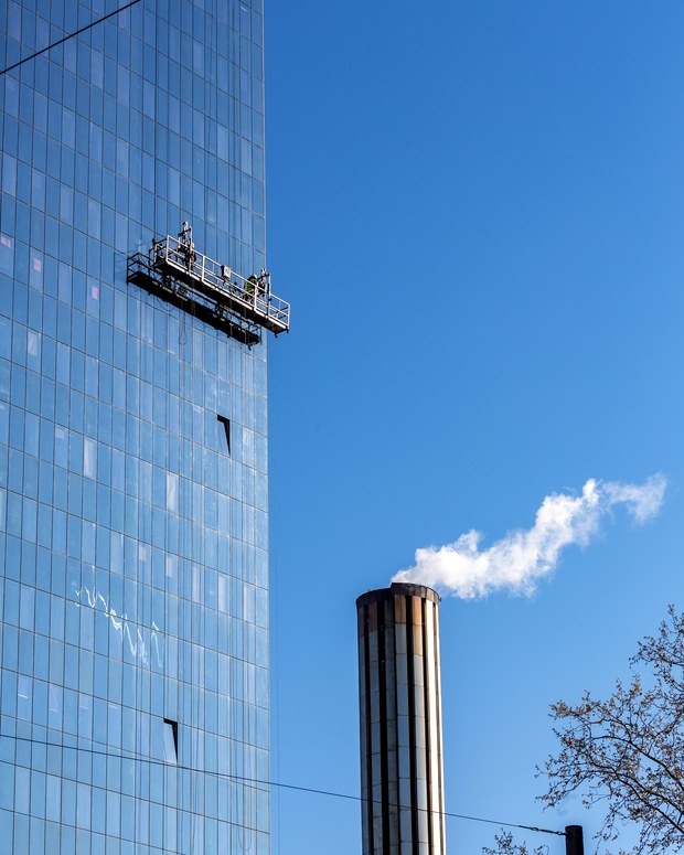 Nettoyage de la vitrerie extérieure de la tour Swiss Life, nacelle suspendue en façade