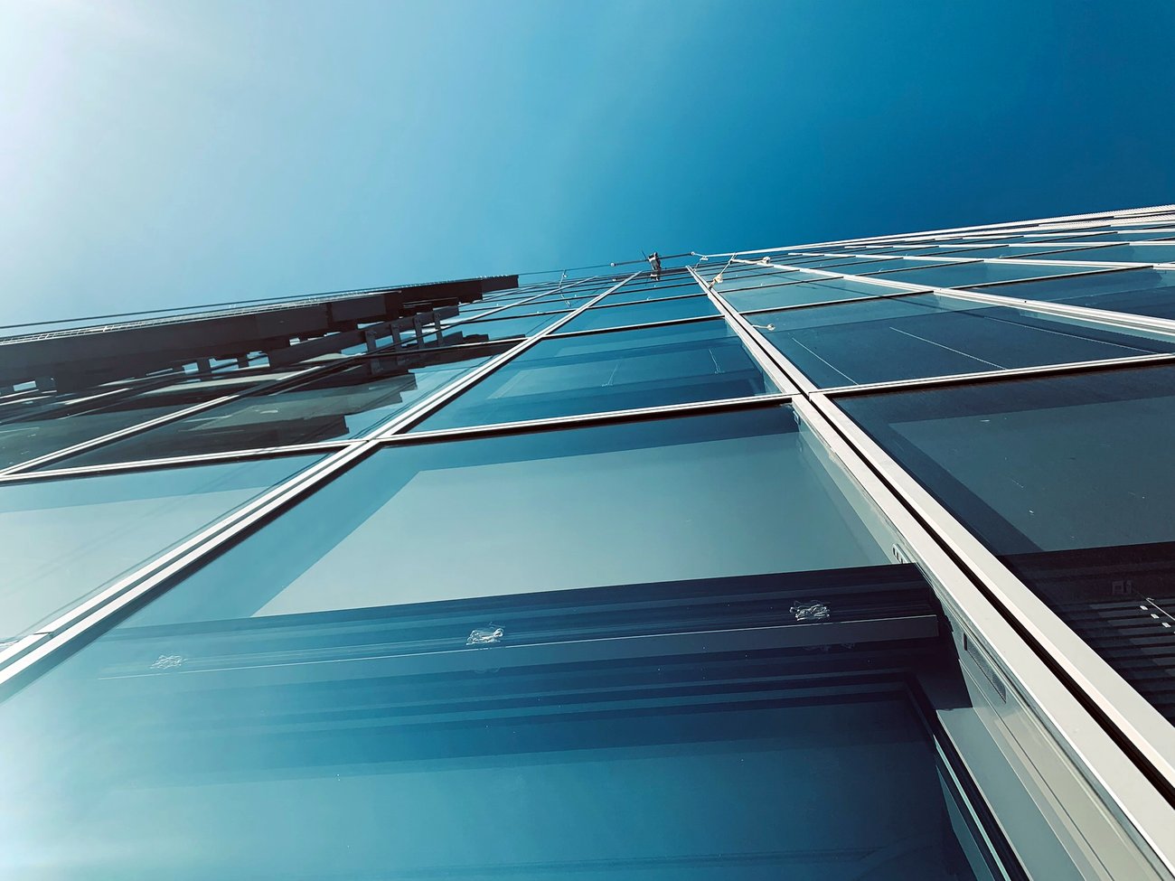 Façade vitrée — reflets du ciel après intervention TLN